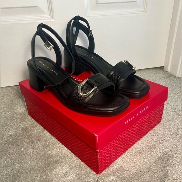 Kelly and Katie 10W Black & Gold Tesimay Sandal Block Heels (Worn ONCE) - Picture 2 of 9